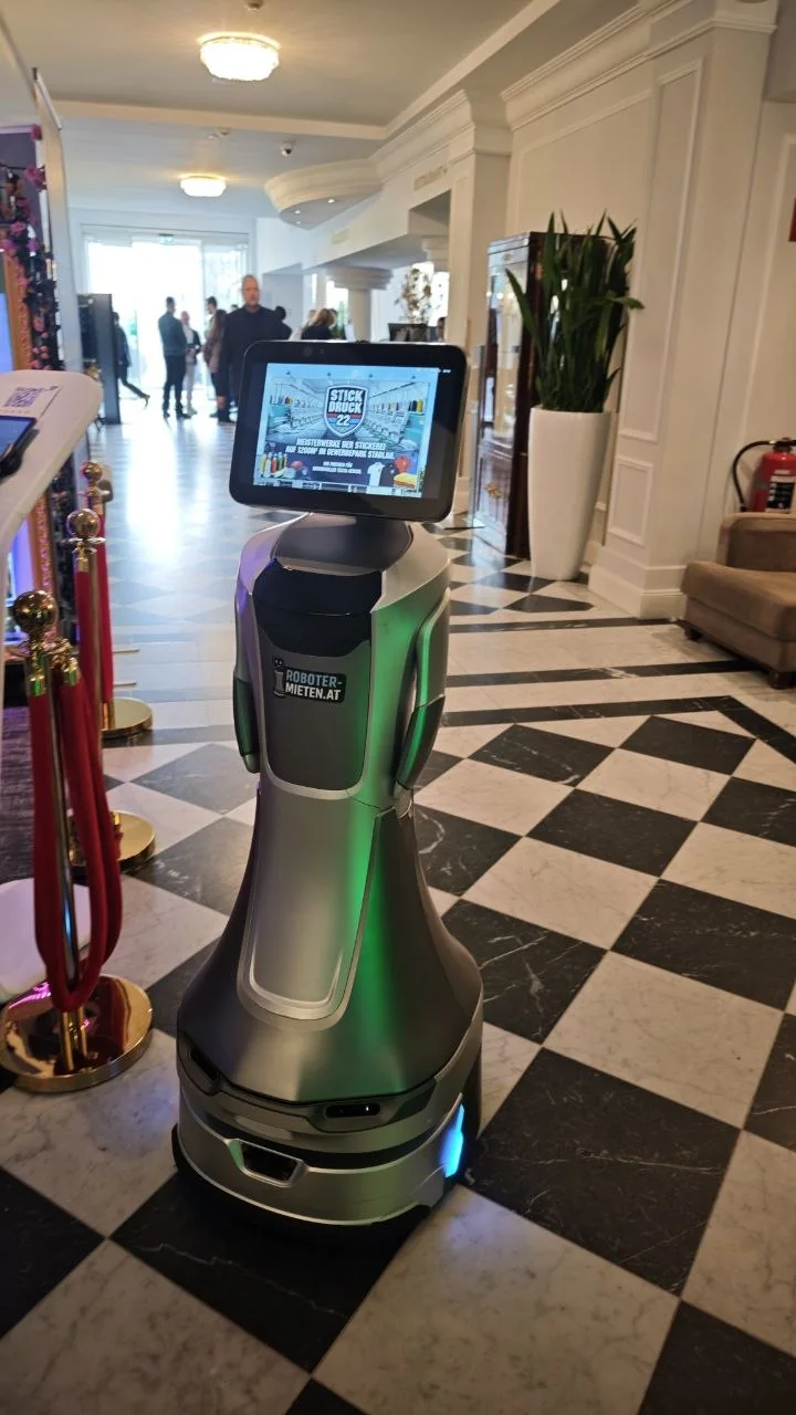 Empfangsroboter begrüßt Besucher bei einer Firmenveranstaltung