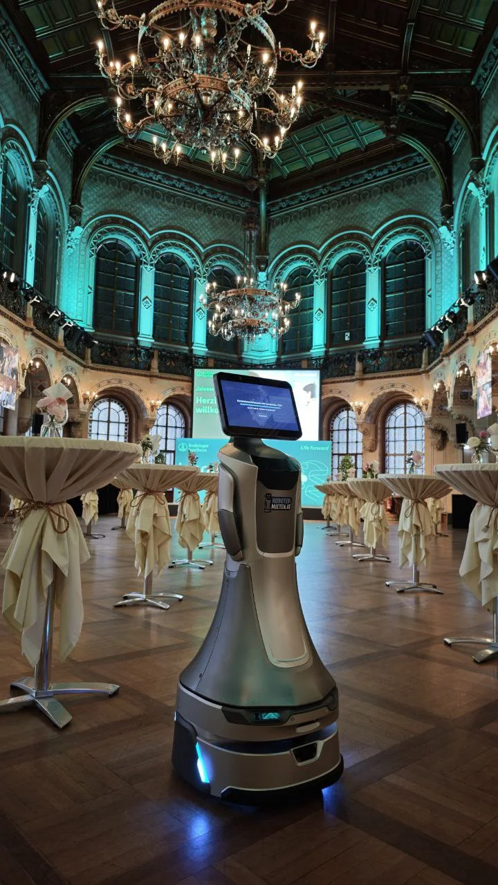 Begrüßungsroboter in einem historischen Schlosshotel