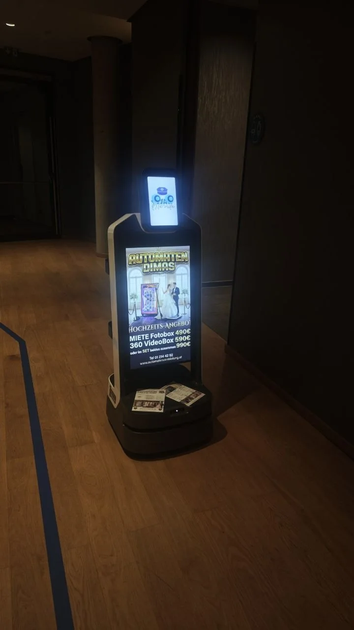 Mehrere Roboter im Einsatz bei einer Messeveranstaltung