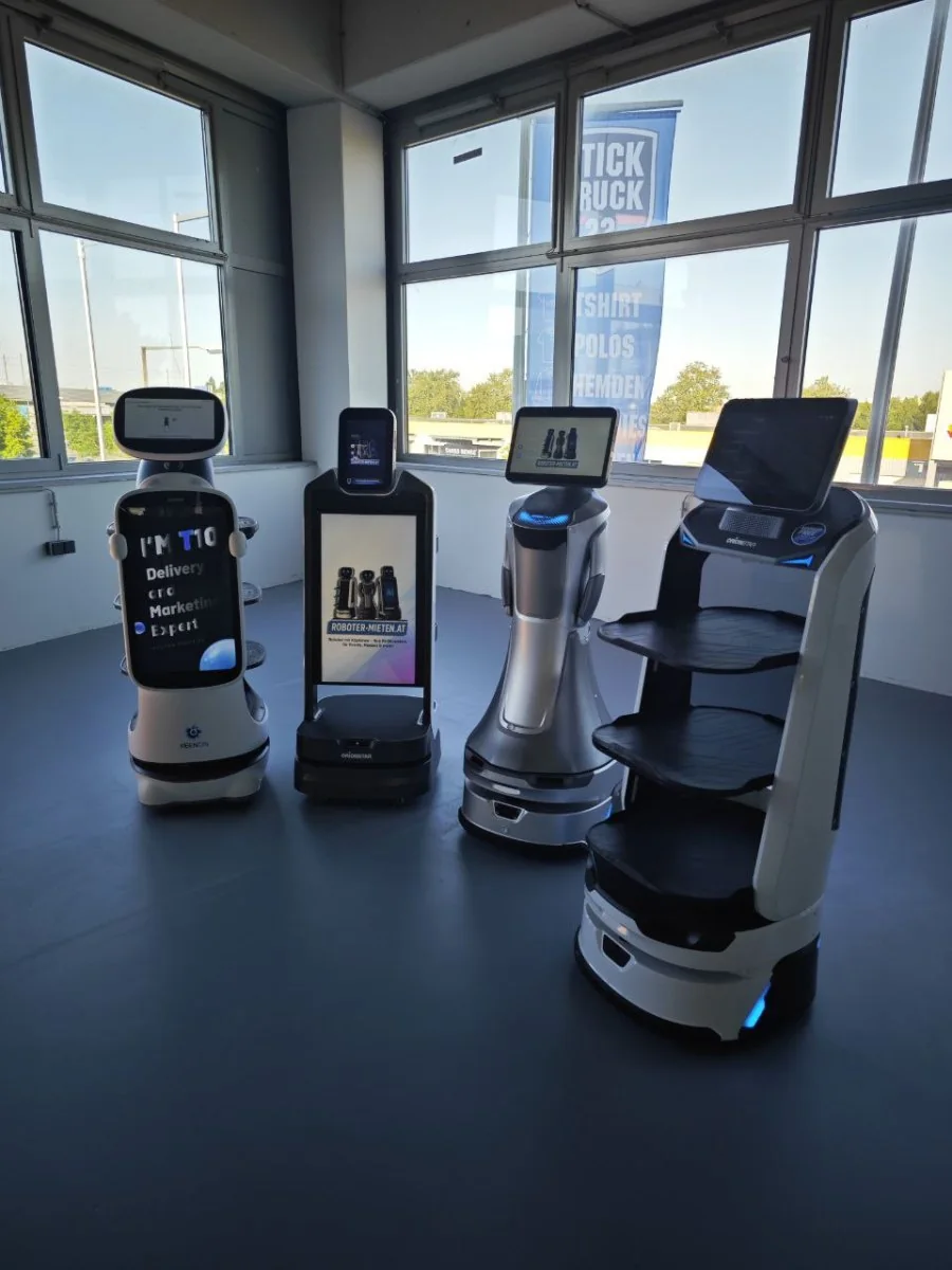 Roboter Flotte von Roboter-Mieten.at, 4 Robotermodelle nebeneinander im Showroom