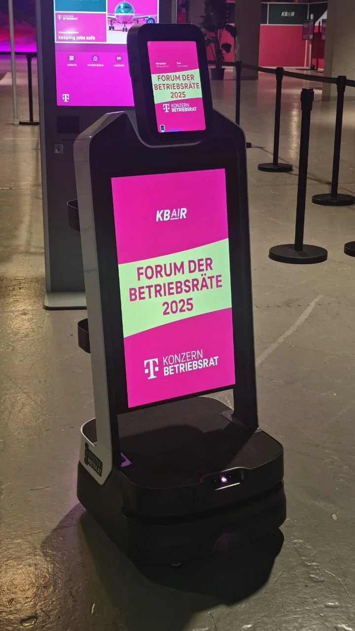 Werberoboter mit Branding auf einer Messe, Messeroboter mieten