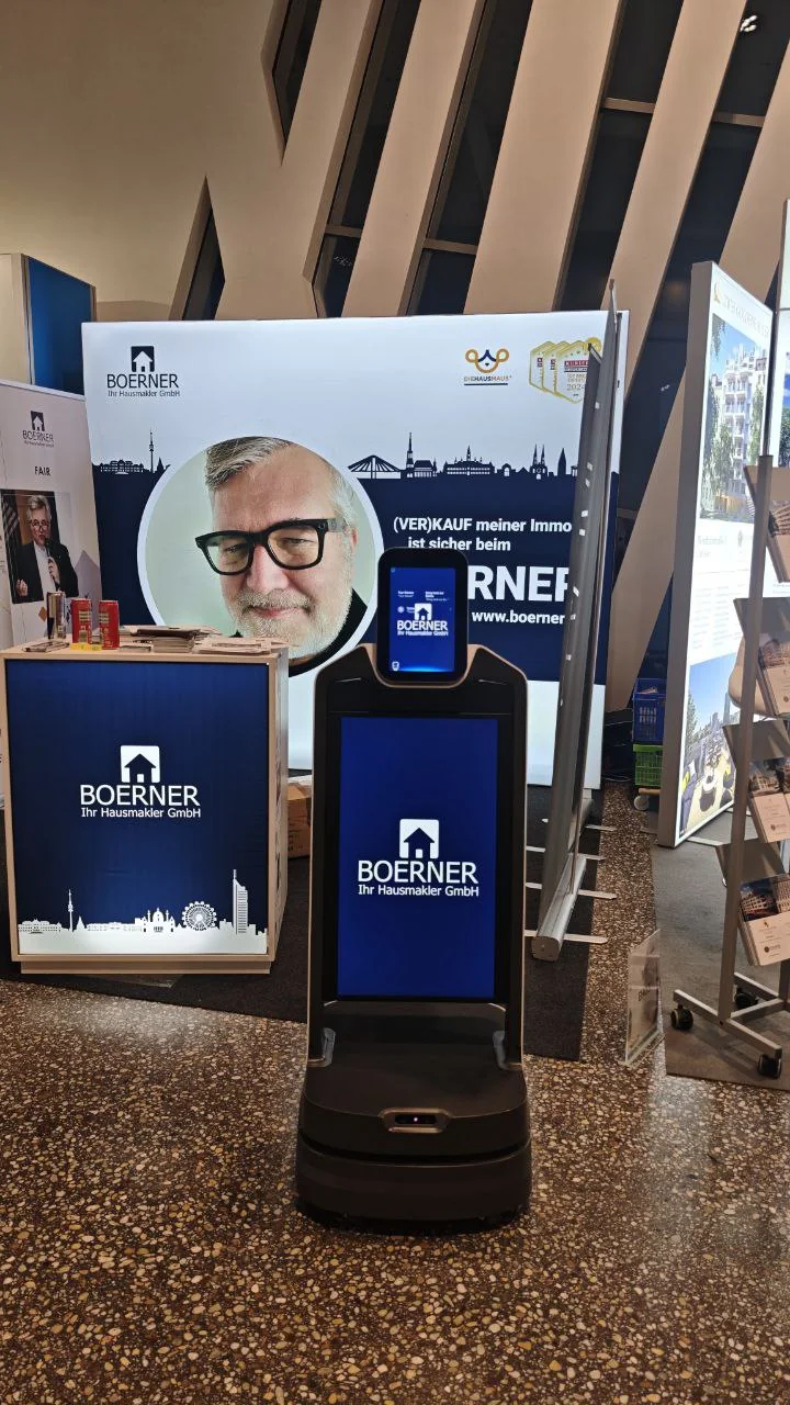 Werberoboter mit Boerner Hausmakler Branding auf einer Immobilienmesse