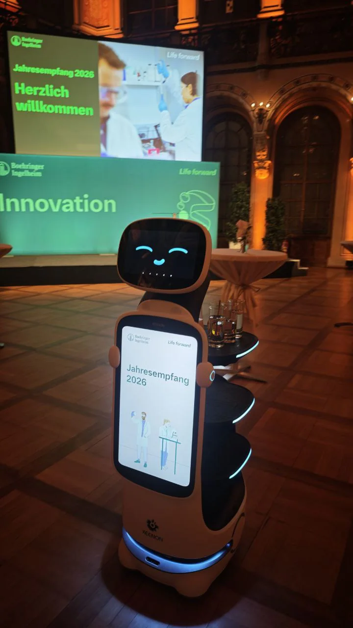 Keenon T10 Serviceroboter mit Getränken bei einem Firmenevent, Serviceroboter mieten