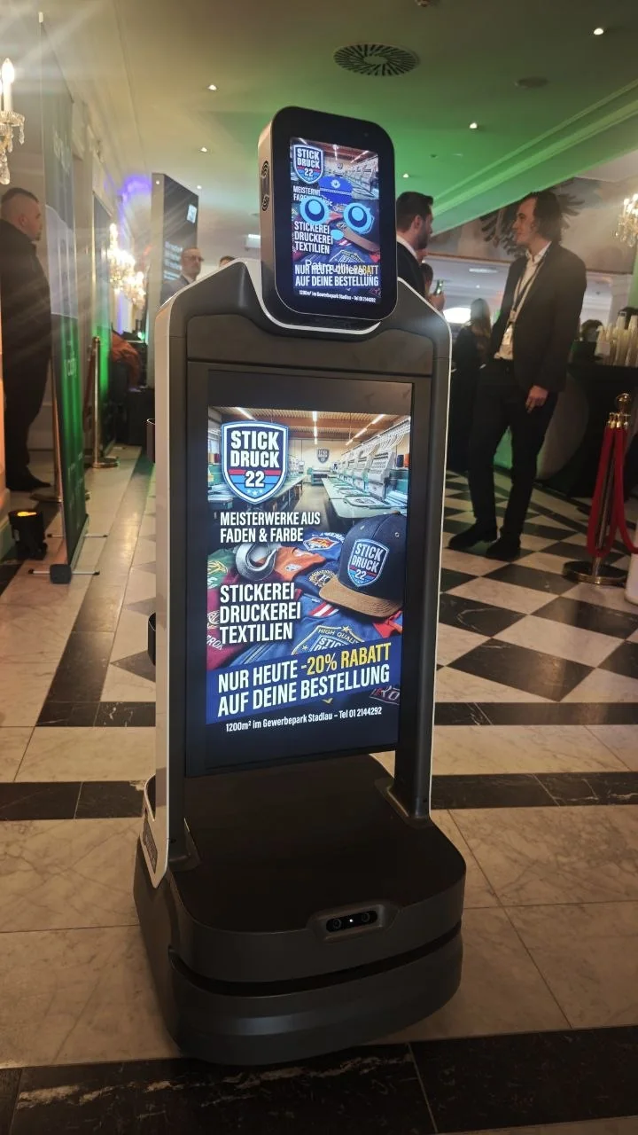Werberoboter fährt durch ein Shopping Center