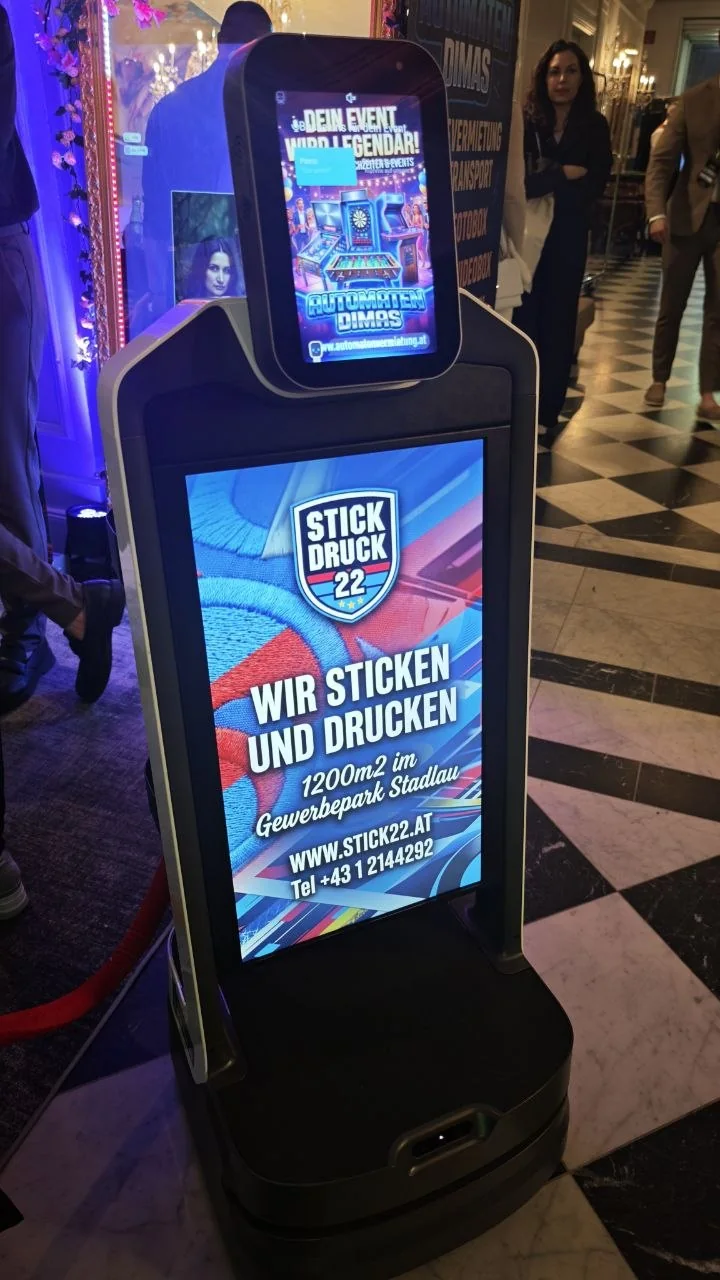 Roboter zieht Blicke auf sich bei einer Veranstaltung